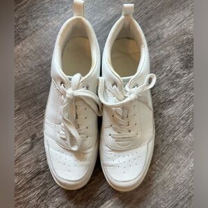 Size 9 Universal Thread tennis shoes.